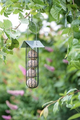 Trixie Trixie mezenbollenhouder met dak 4 bollen metaal zwart Trixie Trixie mezenbollenhouder met dak 4 bollen metaal zwart