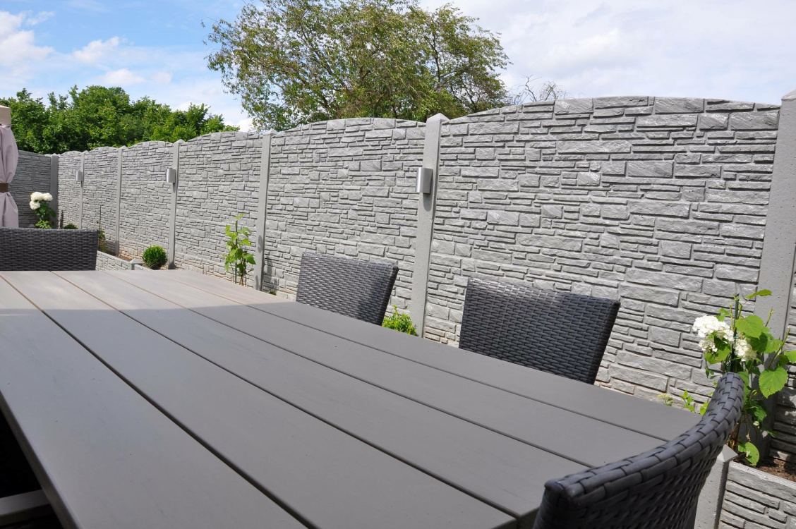 Weinig onderhoud, veel voordelen: waarom een beton schutting perfect is voor een drukke levensstijl