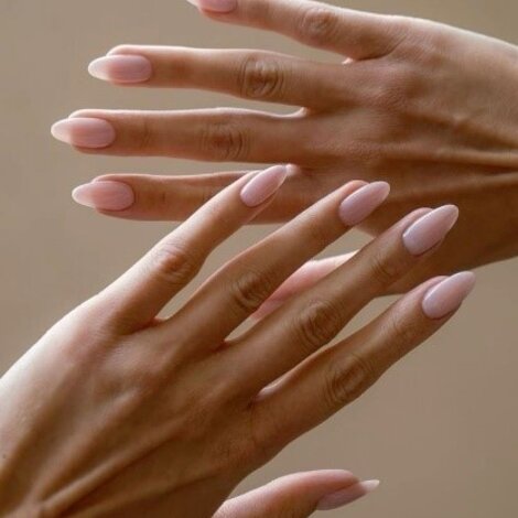 Less is more: De clean girl nail trend