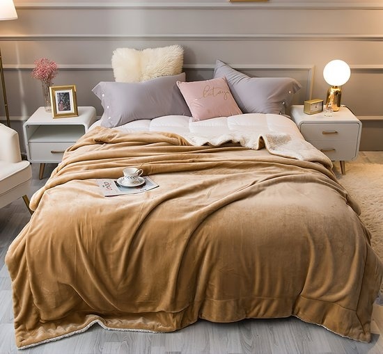 Fuegobird Luxury Sherpa Fleece Blanket - Super Soft, Warm and Fluffy - Plaid for Sofa, Bed or Living Room Decoration - 150 x 200 cm Brown