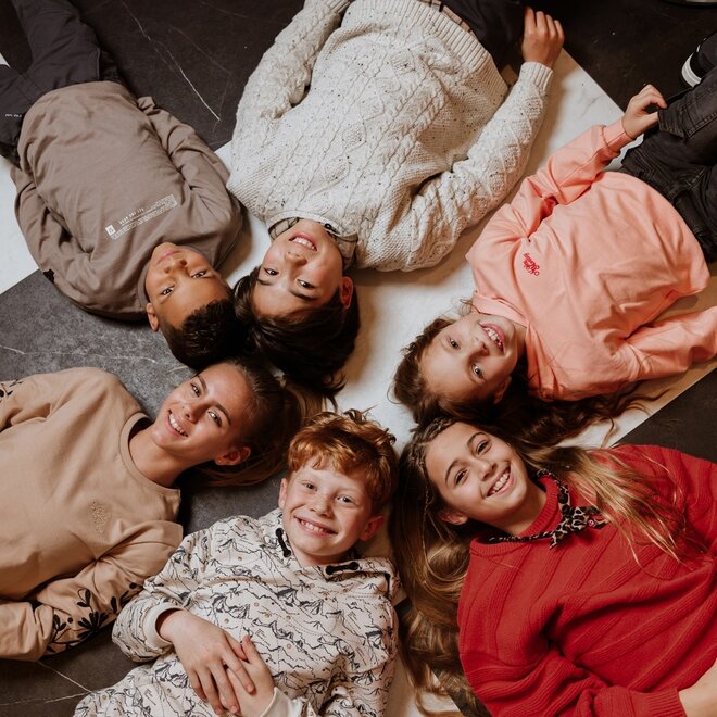 No Way Monday Mädchenpullover taupe mit gestickter Blume