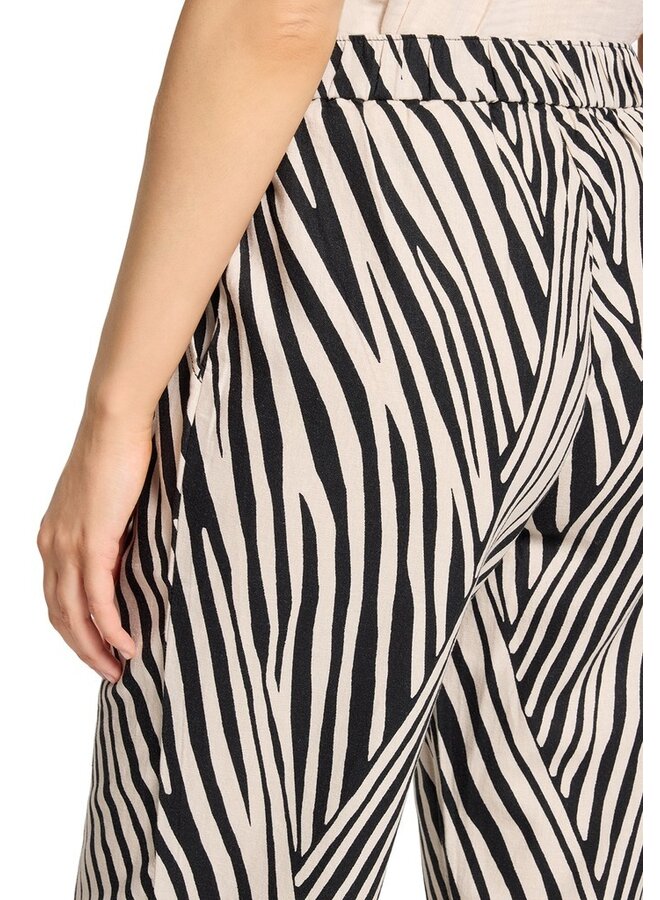 Betty Barclay Enkelvrije Broek Zwart 6208-2024