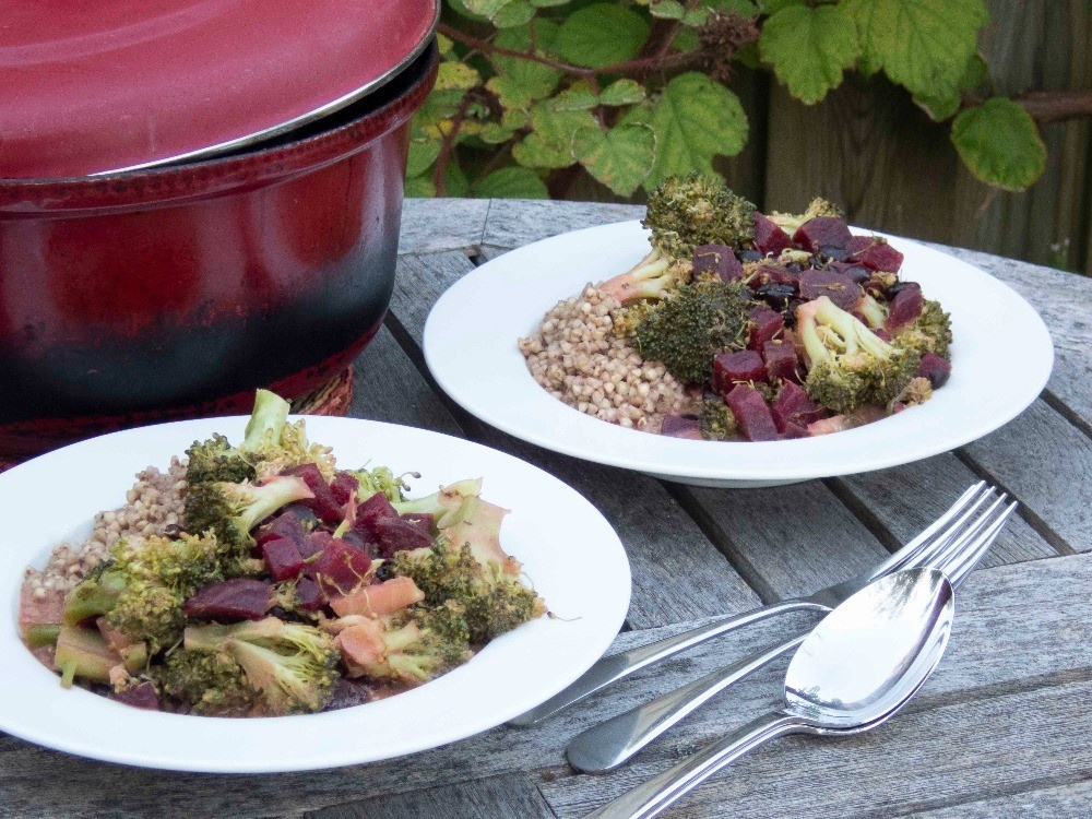 Curry met rode biet, broccoli, bonen en boekweit