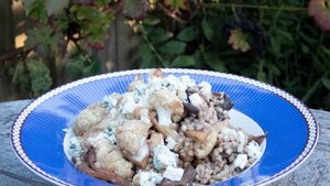 Boekweitsalade met bloemkool, paddenstoelen en blauwe kaas