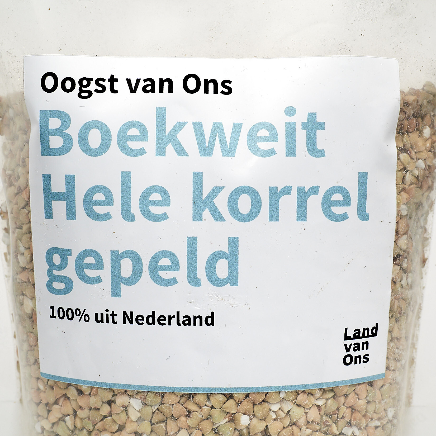 Hele gepelde boekweit van de akkers van Land van Ons