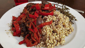 Boekweit met kippenlevertjes, walnoten en paprika