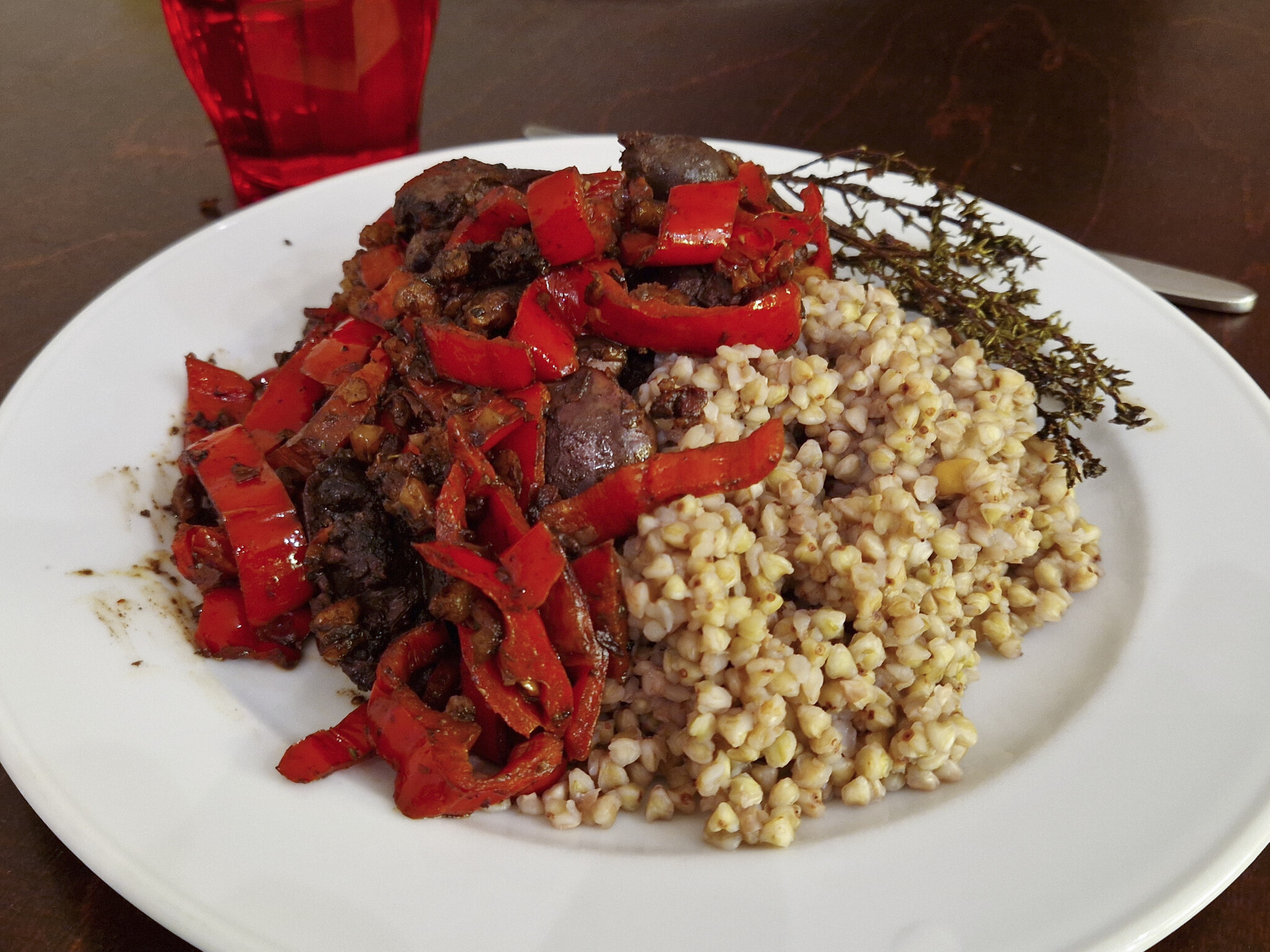 Boekweit met kippenlevertjes, walnoten en paprika
