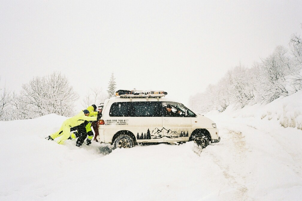 https://cdn.webshopapp.com/shops/338477/files/468127640/stuck-car-in-snow-photo-by-dina-badamshina-on-unsp.jpg