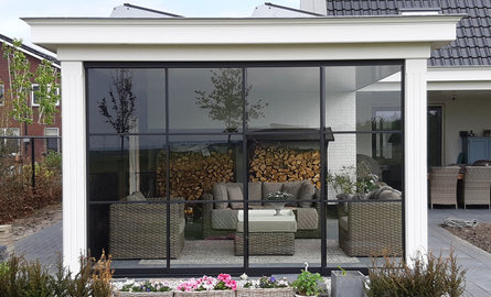 Geef jouw terrasoverkapping een luxueuze uitstraling met onze glazen schuifwanden