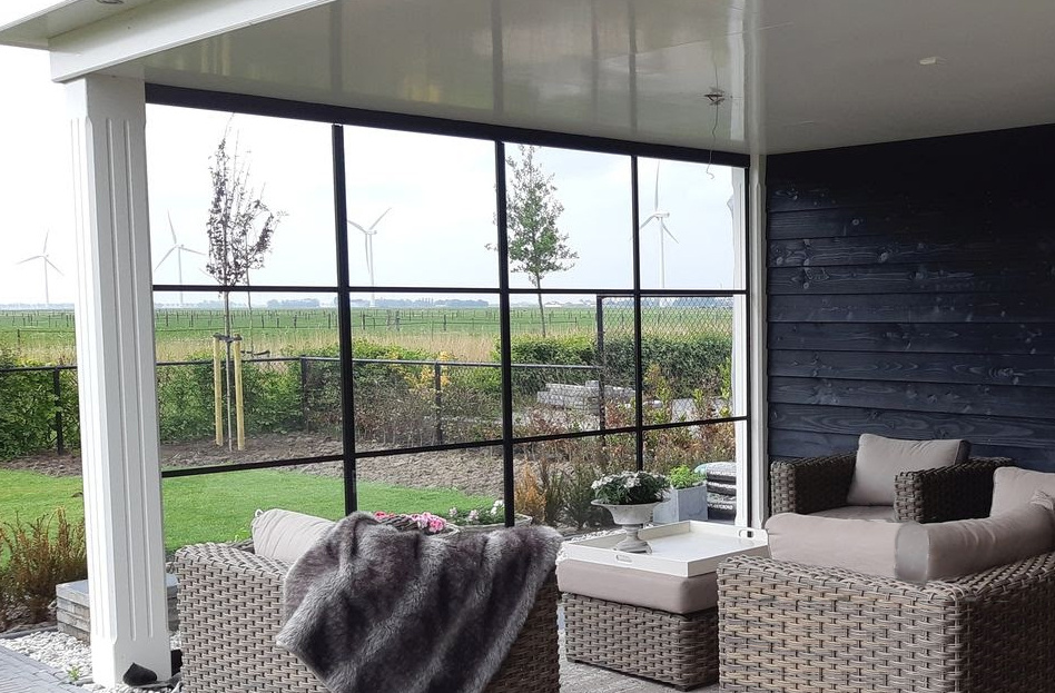 Creëer een Industriële Look met Glazen Schuifwanden en Zwarte Profielen