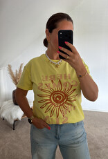 DANA FLOREA T-shirt ‘Here Comes The Sun’ Geel