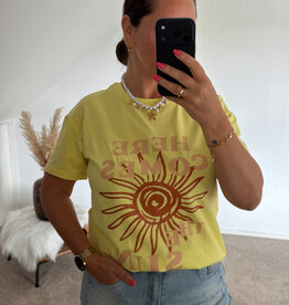 DANA FLOREA T-shirt ‘Here Comes The Sun’ Geel