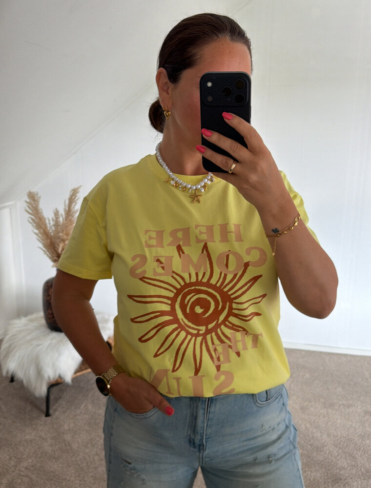 DANA FLOREA T-shirt ‘Here Comes The Sun’ Geel