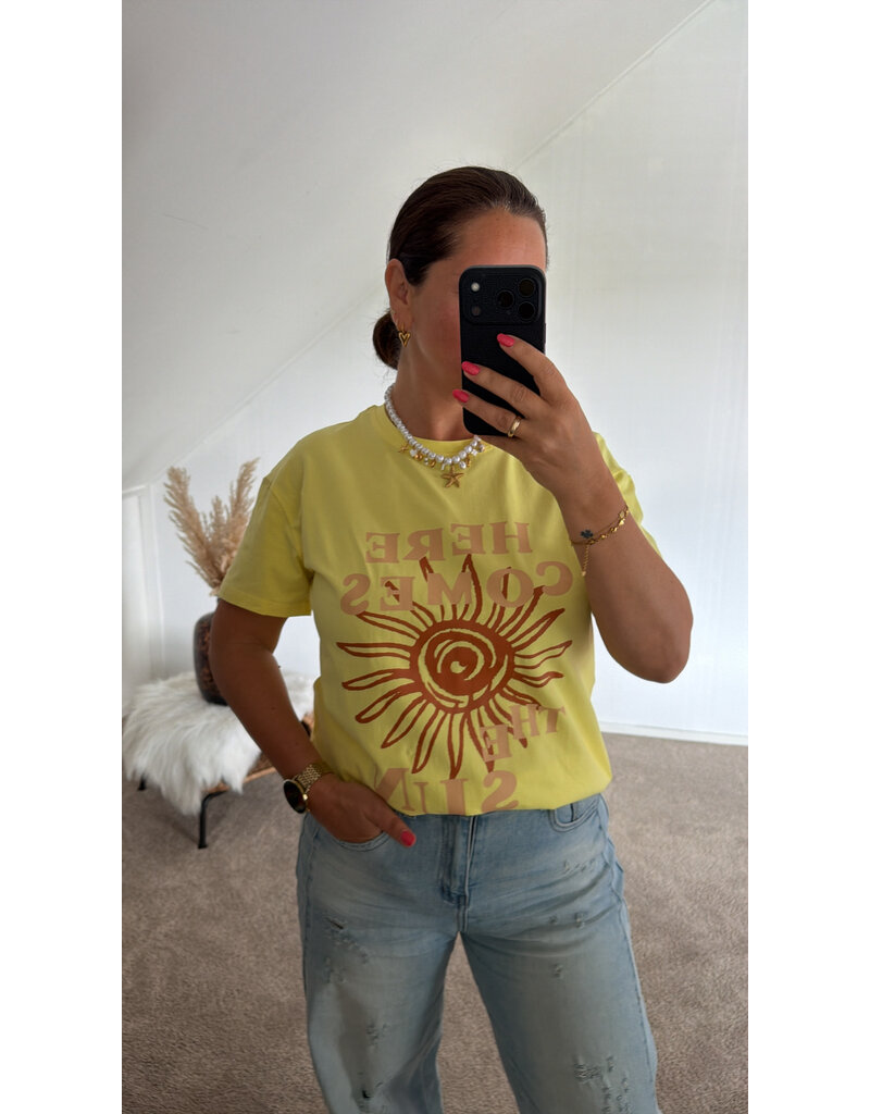 DANA FLOREA T-shirt ‘Here Comes The Sun’ Geel