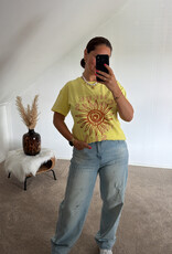 DANA FLOREA T-shirt ‘Here Comes The Sun’ Geel