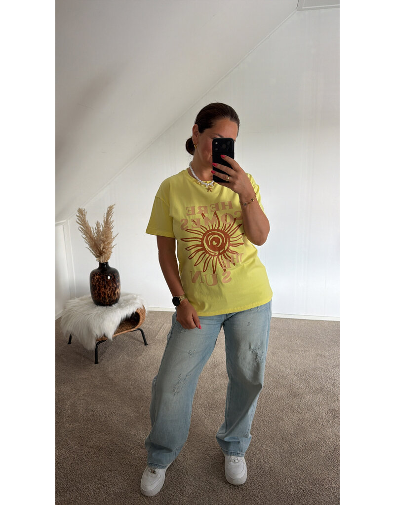 DANA FLOREA T-shirt ‘Here Comes The Sun’ Geel