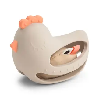 Done by Deer Grijp- en Bijtspeeltje Met Rammelaar Clucky Sand