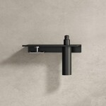 Geesa Leev planchet 28cm zwart met zeepdispenser 200ml en met handdoekhaak chroom Geesa Geesa Leev planchet 28cm zwart met zeepdispenser 200ml en met handdoekhaak chroom