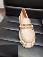 Loafer beige met riempje