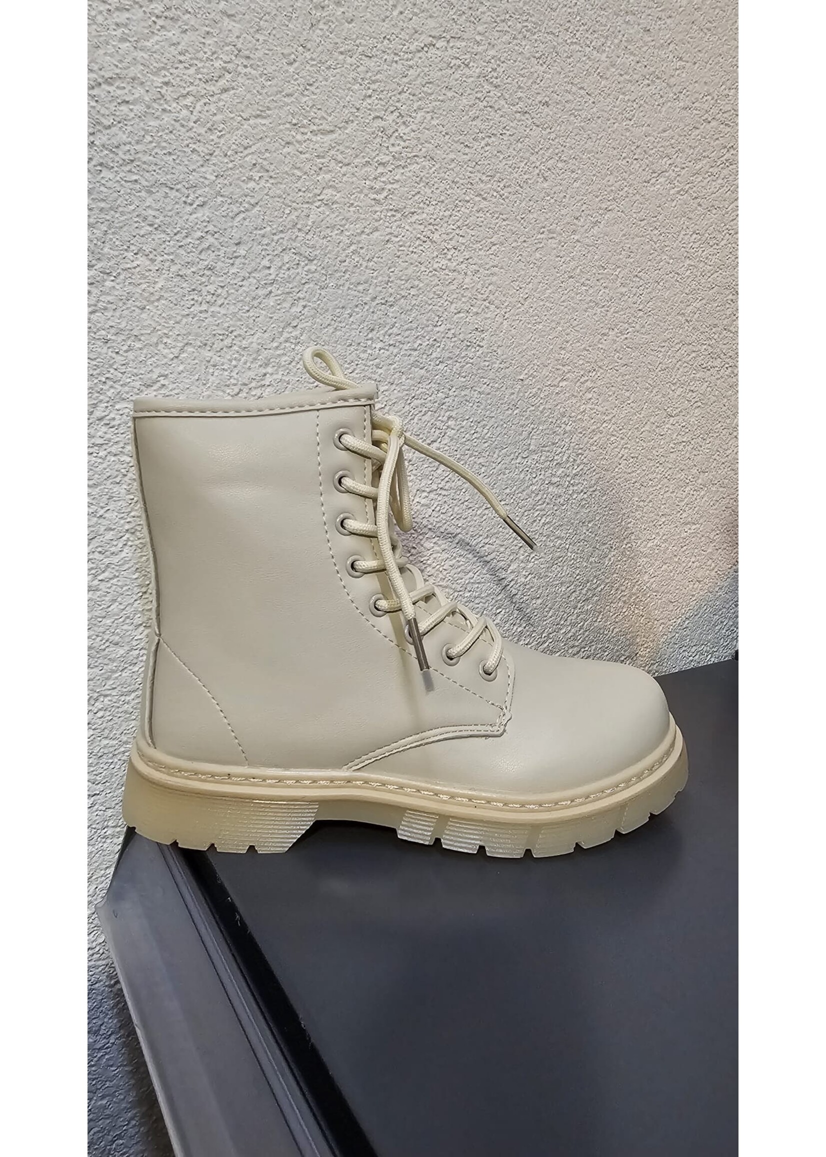 51000 Beige veterlaarsje