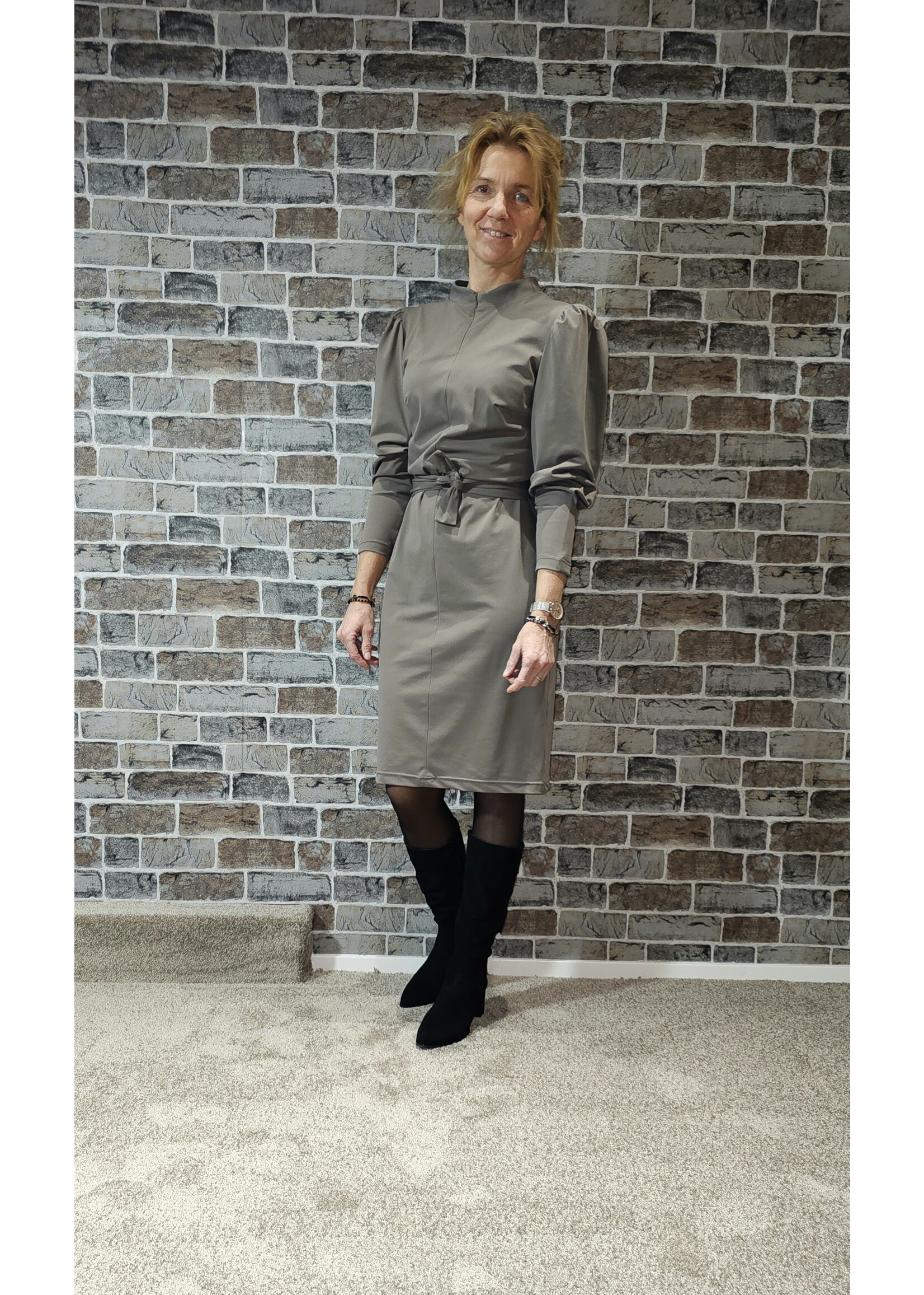 GentleFashion Travel dress met pofmouw en rits Taupe