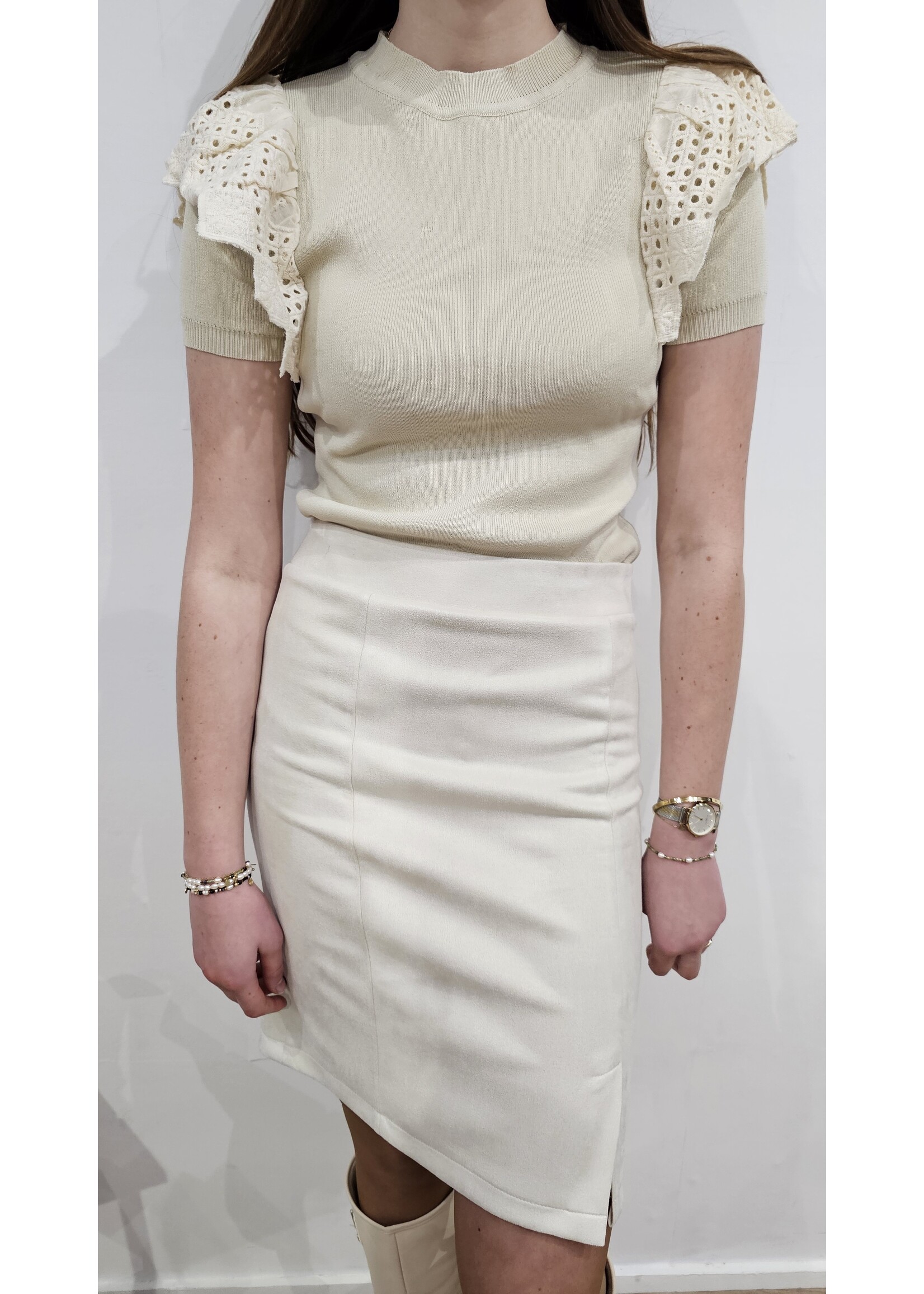 by Clara Beige knitwear met broderie ruffle