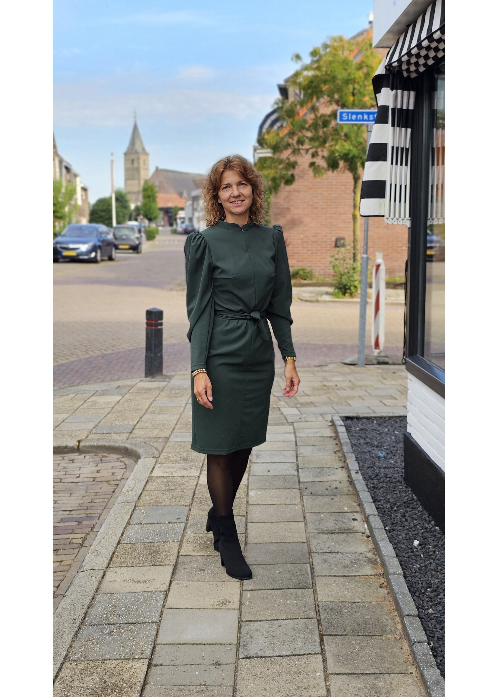 Travel dress met pofmouw en rits groen