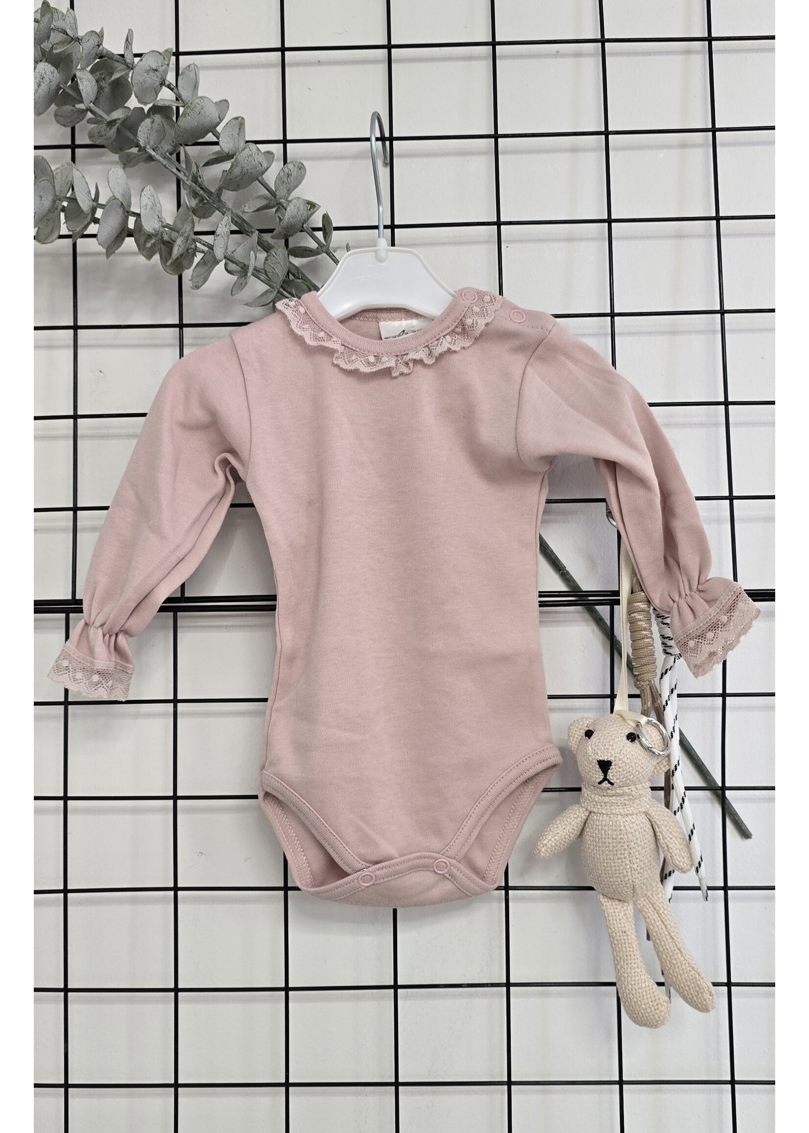 Bodysuit poeder roze met klein kantje