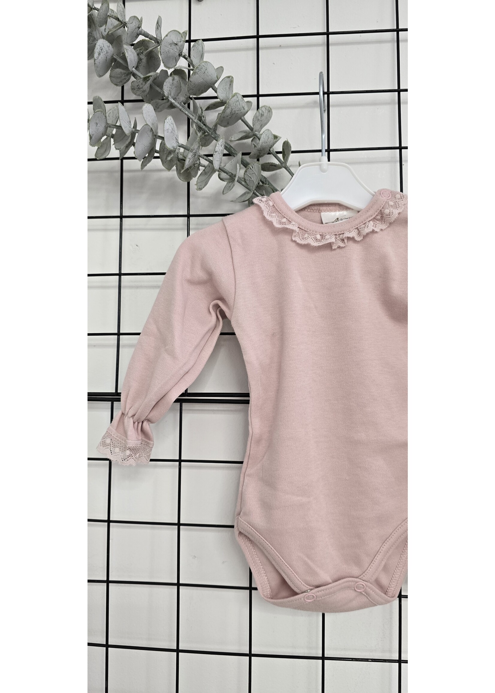 Bodysuit poeder roze met klein kantje