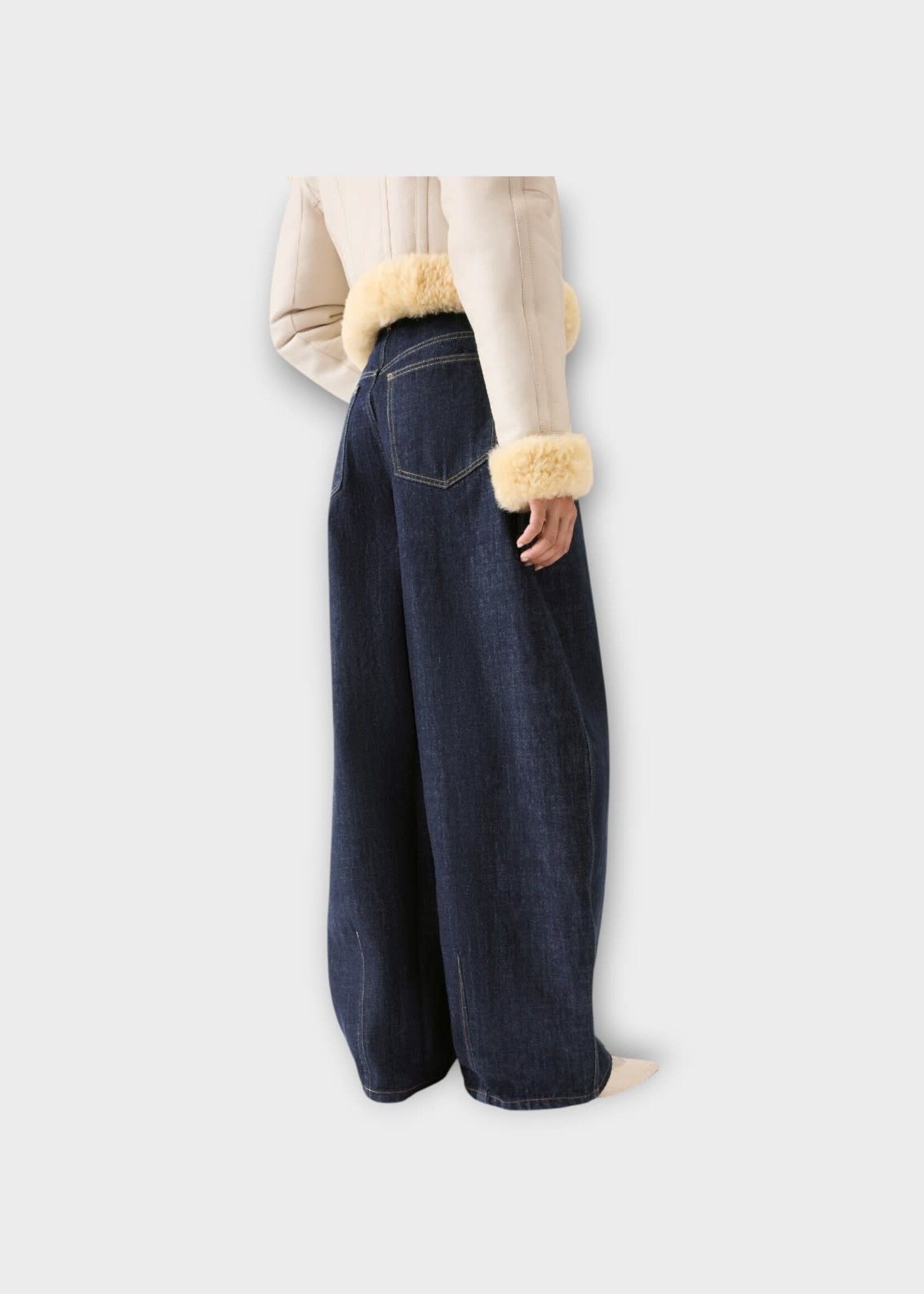 Jacquemus Jacquemus Jeans, Navy, Le De-Nimes Ovalo High Waisted Curved Leg Denim Pants In Dark Navy