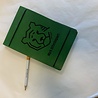 GolfRebels Gepersonaliseerde Scorecardhouder Tour-model Kleur groen GolfRebels Gepersonaliseerde Scorecardhouder Tour-model Kleur groen