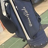 De Jones Classic Standbag - blauw met GolfRebels logo - tweede hands De Jones Classic Standbag - blauw met GolfRebels logo - tweede hands