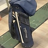 De Jones Classic Standbag - blauw met GolfRebels logo - tweede hands De Jones Classic Standbag - blauw met GolfRebels logo - tweede hands