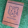 GolfRebels Gepersonaliseerde Scorecardhouder Tour-model Kleur Hickory GolfRebels Gepersonaliseerde Scorecardhouder Tour-model Kleur Hickory