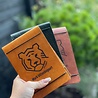 GolfRebels Gepersonaliseerde Scorecardhouder Tour-model Kleur Safraan GolfRebels Gepersonaliseerde Scorecardhouder Tour-model Kleur Safraan