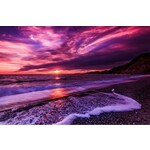 Zonsondergang aan zee met paarse gloed