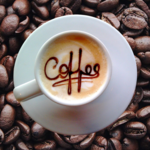Coffee omringd met koffiebonen