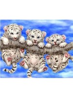 Tijgerwelpen hangend aan tak