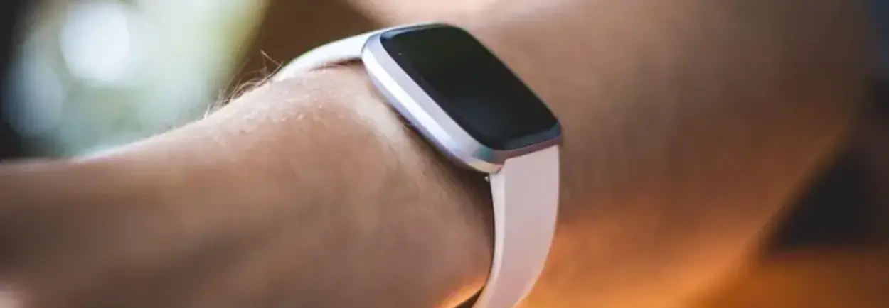 ¿Mi reloj inteligente Fitbit es resistente al agua?