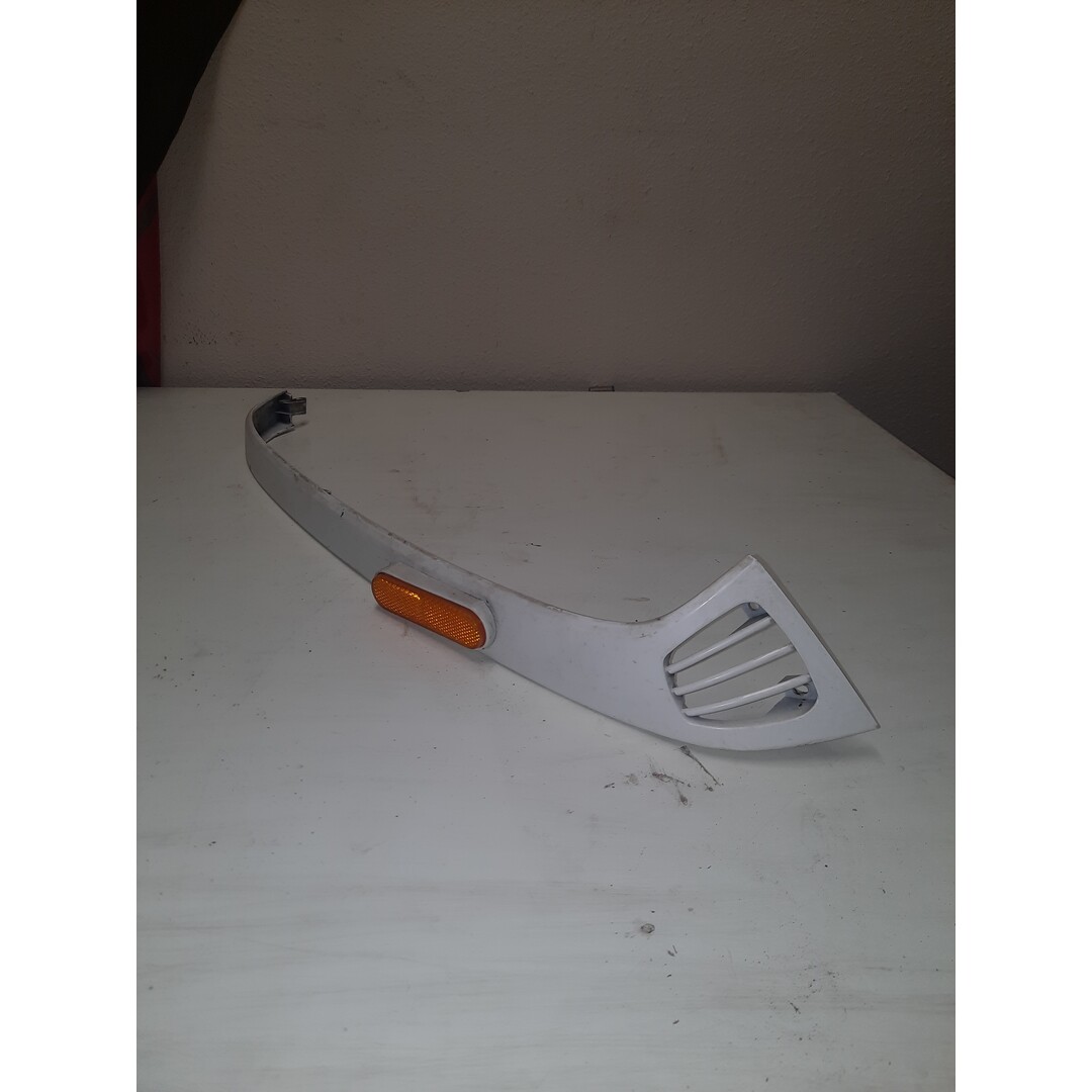 Vespa LX / S sierstrip links wit lichte schade zie foto