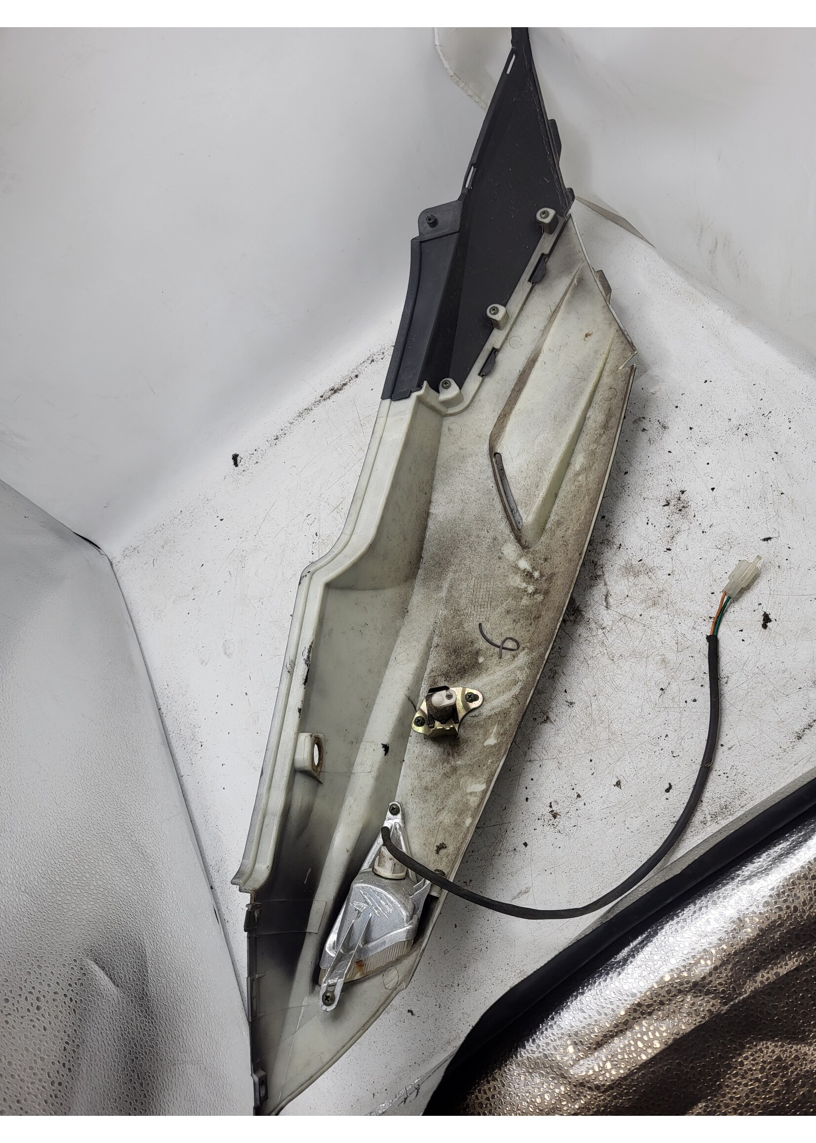 Znen Znen F22 2015 ZN50QT-32 / Zijscherm Links klein stukje afgebroken zie foto