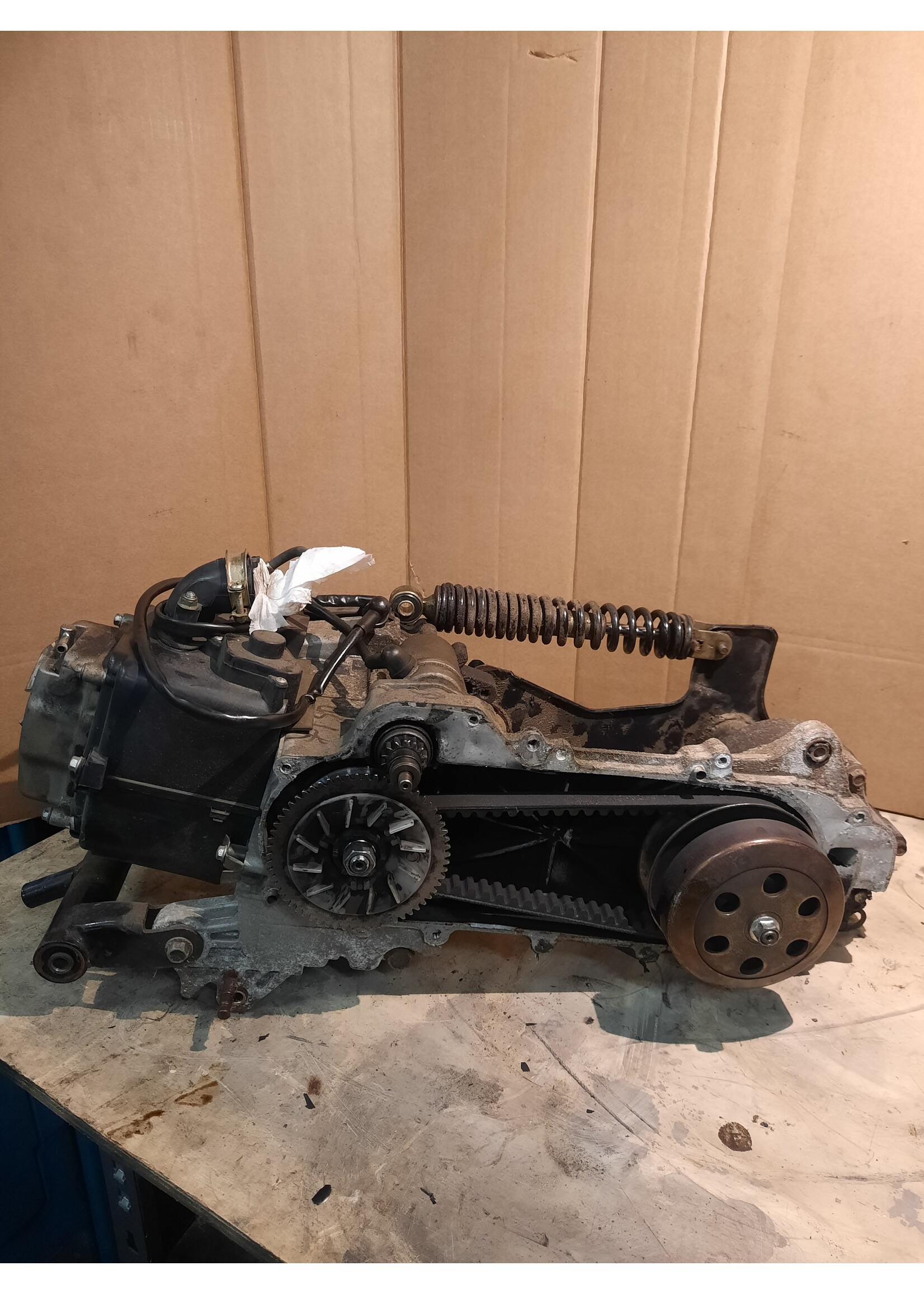 Motorblok gy6 12 inch dubbele achterveer / belagio / belisimo zie foto / km stand 3.356