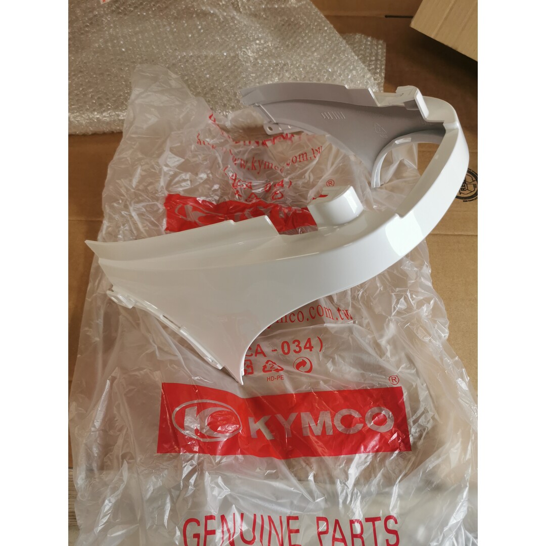 Kymco New Sento  / hakkenkast boven / ivoor wit / Nieuw 50% korting / 7061980W