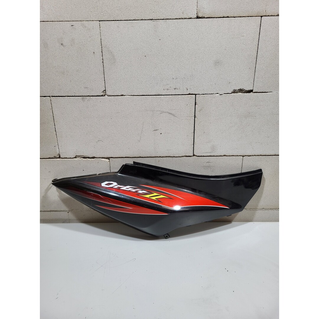 Sym orbit 2 / Zijscherm Zijkap zwart met rode sticker rechts