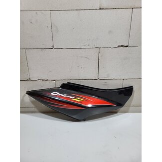 Sym orbit 2 / Zijscherm Zijkap zwart met rode sticker rechts
