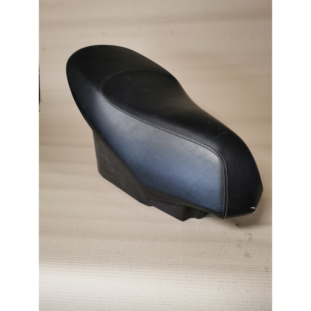 Peugeot Peugeot New Vivacity 3 2-takt Wit / Buddybak / Zadelbak / Zadel / Buddyseat