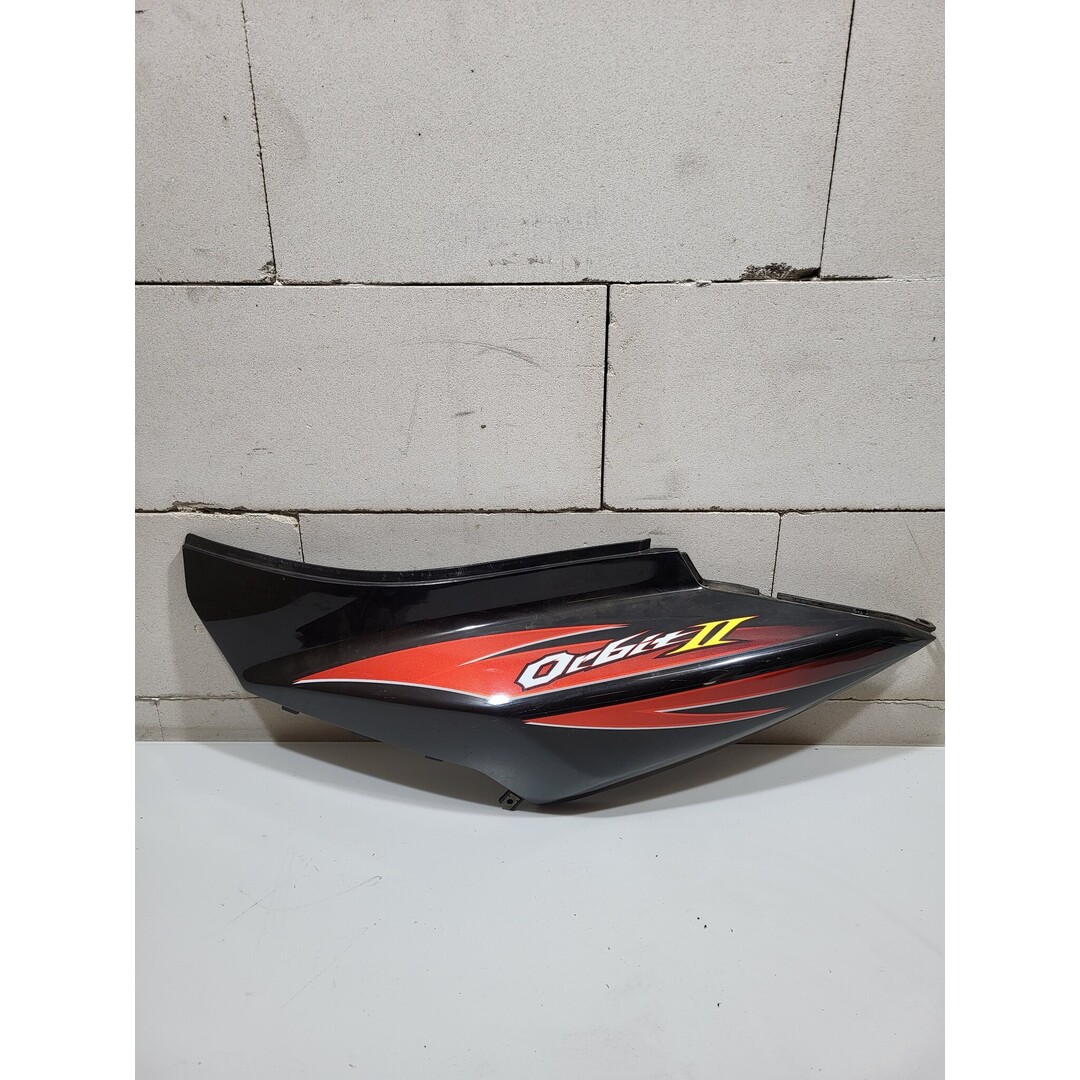 Sym Orbit 2 / Zijscherm Zijkap rode sticker Zwart Links