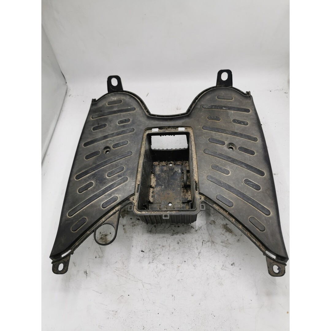 Peugeot Peugeot Kisbee RS 2014 / Treeplank / Treeplaat / Voetenplaat / Accubak