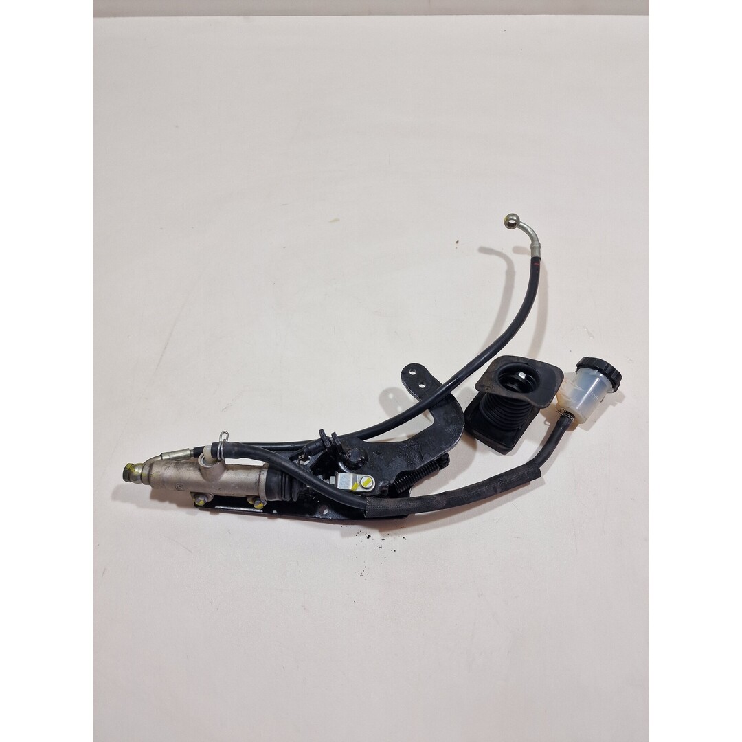 Piaggio Piaggio Mp3 300 LT 2010 / Voetrem systeem ( getest ) remcilinder remleiding