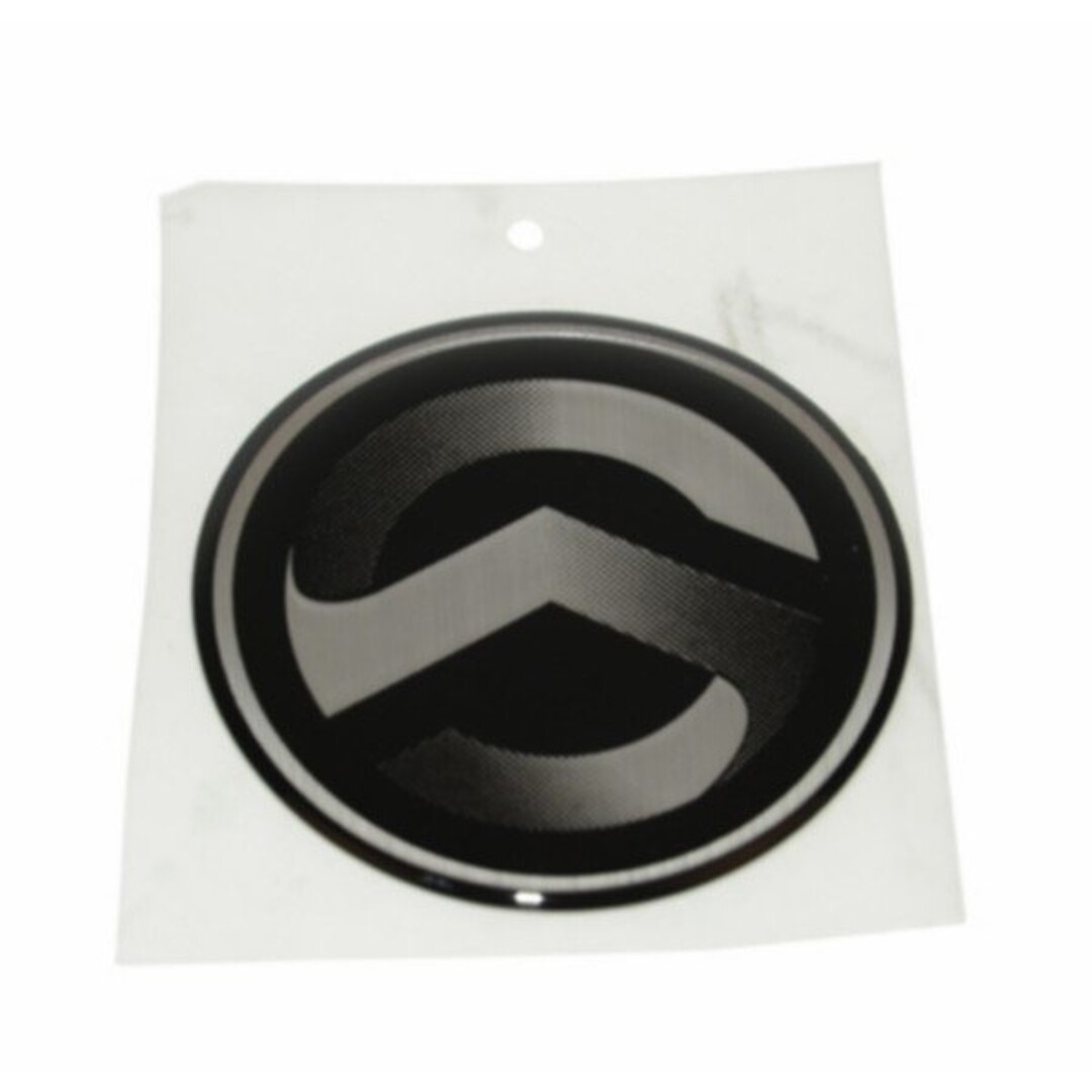 Originele SYM logo sticker rond 40mm – geschikt voor Celeste, Allo, DD 2T, Euro X, Fiddle, Jet, Orbit, Symphony, Tonik en X-Pro